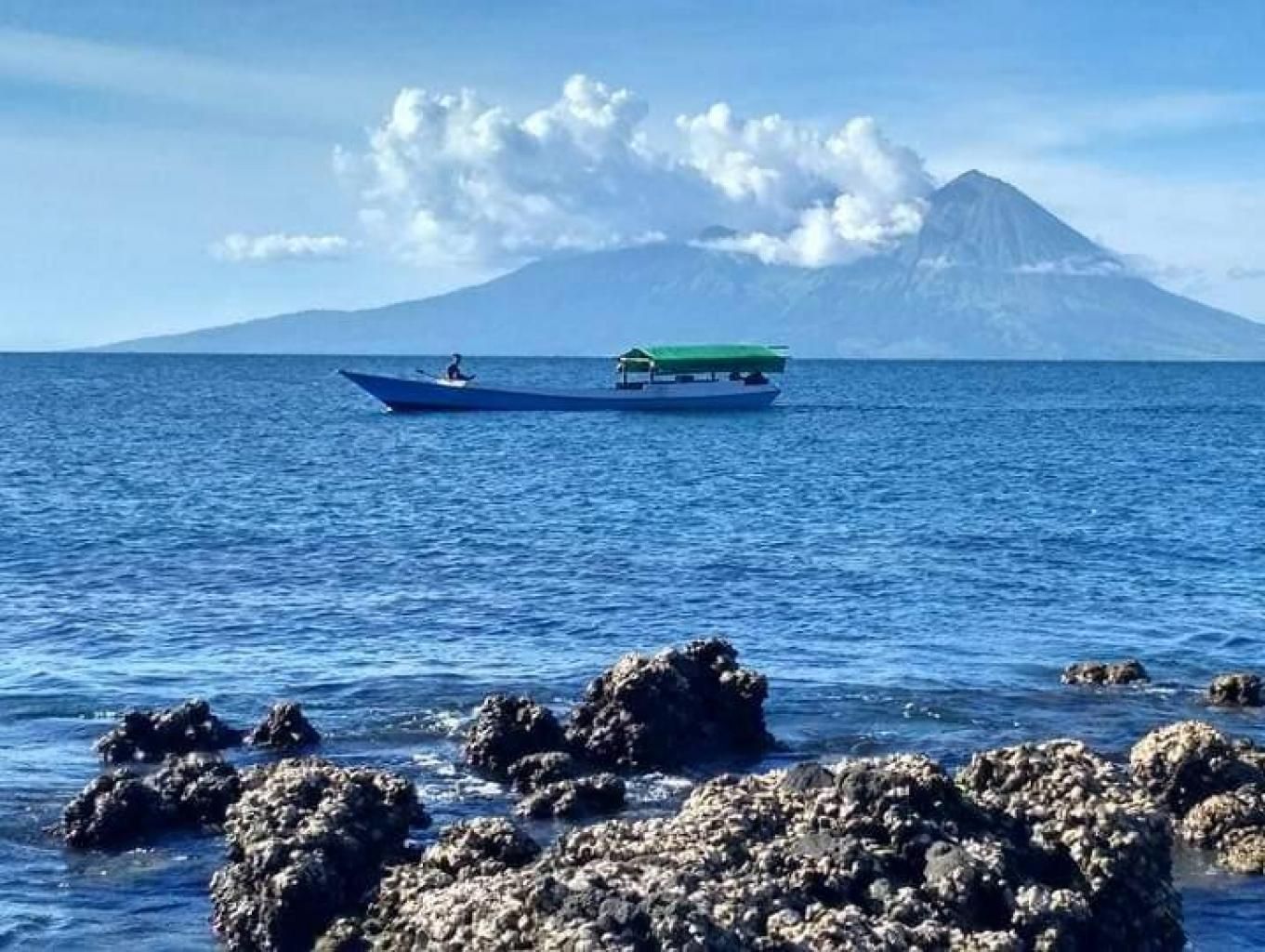 Pantai Sangiang, Kabupaten Bima, Nusa Tenggara Barat. (Kemenparekraf)