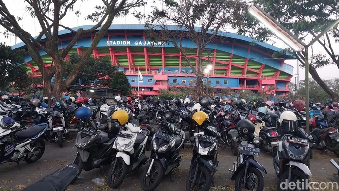 Parkir di Stadion Gajahyana