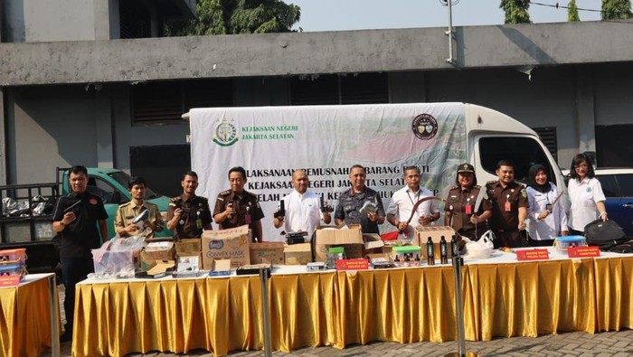 Pemusnahan barang bukti oleh Polres dan Kejari Jakarta Selatan.
