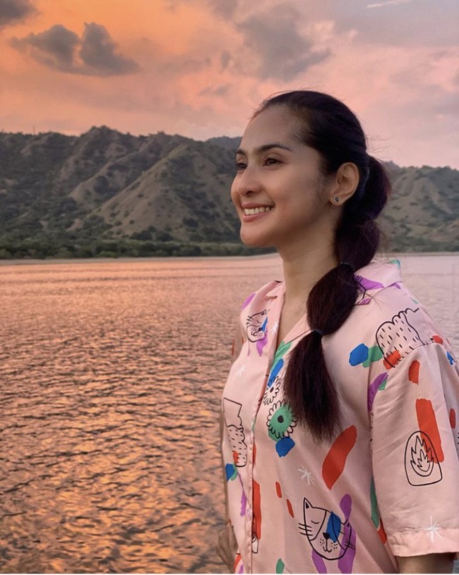 ‘Mpok Zaenab’ dalam sinetron Si Doel seolah tak menua. Ini penampilan Maudy Koesnaedi saat menikmati matahari tenggelam. Foto: Dok. Instagram