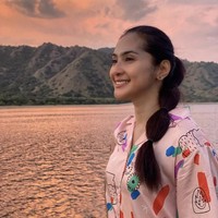 ‘Mpok Zaenab’ dalam sinetron Si Doel seolah tak menua. Ini penampilan Maudy Koesnaedi saat menikmati matahari tenggelam. Foto: Dok. Instagram