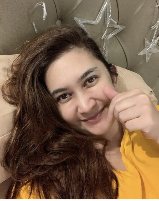 Penggemar sinetron tahun 90-an tentu tak asing dengan sosok Nafa Urbach. Artis berusia 43 tahun kini aktif sebagai kader partai. Tampil tanpa makeup, Nafa Urbach terlihat memesona. Foto: Dok. Instagram