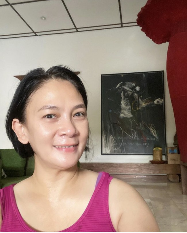 Istri Anjasmara, Dian Nitami tak ragu memamerkan wajahnya tanpa riasan. Penampilan Dian Nitami tanpa makeup pun tetap terlihat segar. Foto: Dok. Instagram