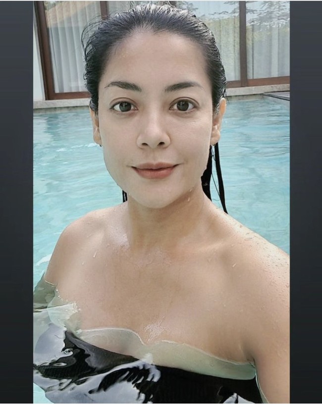  Lulu Tobing dipuji netizen karena tetap cantik meskipun tanpa riasan. Tampil tanpa makeup, artis berusia 45 tahun ini pun terlihat memesona. Foto: Dok. Instagram