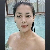  Lulu Tobing dipuji netizen karena tetap cantik meskipun tanpa riasan. Tampil tanpa makeup, artis berusia 45 tahun ini pun terlihat memesona. Foto: Dok. Instagram