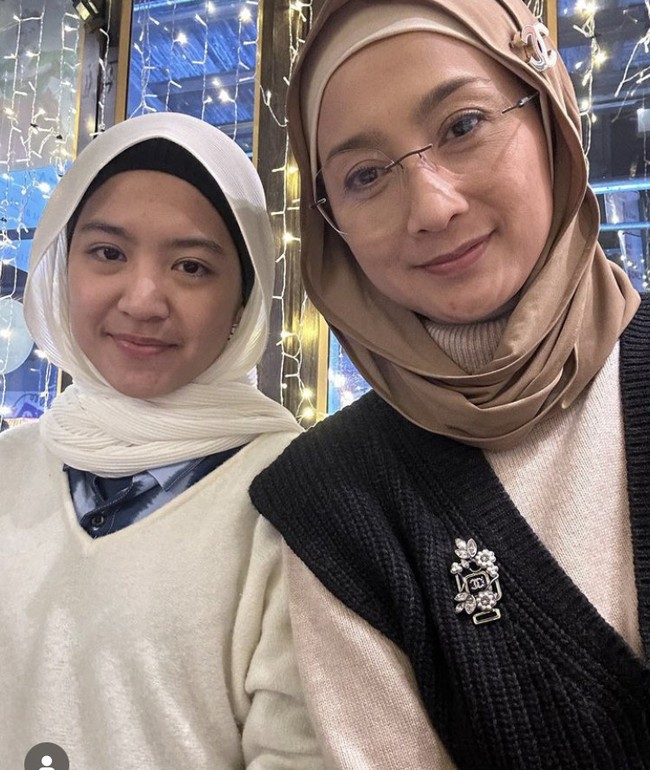 Desy Ratnasari kini juga aktif sebagai kader salah satu partai. Tampil berhijab, ini penampilan natural Desy Ratnasari Foto: Dok. Instagram