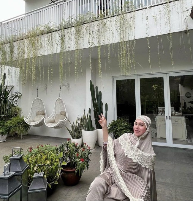 Marini Zumarnis dikenal lewat perannya sebagai Bidadari di sinetron yang juga dilakoni oleh Marshanda. Tak banyak berubah, pesona ‘ibu peri’ ini tetap cantik walaupun tanpa makeup. Foto: Dok. Instagram