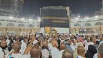 Potret Detik-detik Kiswah Kabah Diganti