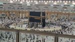 Potret Detik-detik Kiswah Kabah Diganti