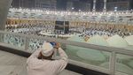 Potret Detik-detik Kiswah Kabah Diganti