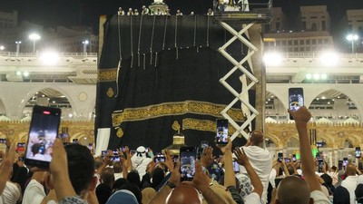 Potret Detik-detik Kiswah Kabah Diganti