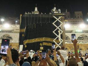 Melihat Pergantian Kiswah Kakbah Tepat Saat Pergantian Tahun Hijriyah