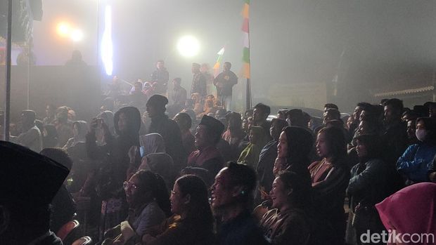 Penonton memadati acara fragmentari bertajuk Suroloyo Wrahespati serial Ciptaning Mintaraga di Puncak Suroloyo, Kulon Progo, DIY, Selasa (18/7/2023).
