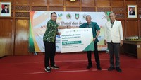 Area Business Manager PT Enseval Putera Megatrading Tbk Cabang Solo Nurbani Aziz mewakili Kalbe menyerahkan donasi secara simbolis kepada Tegoch Hadi Noegroho, Plt Kepala Dinas Sosial Jawa Tengah dengan nilai donasi lebih dari Rp 800 juta.