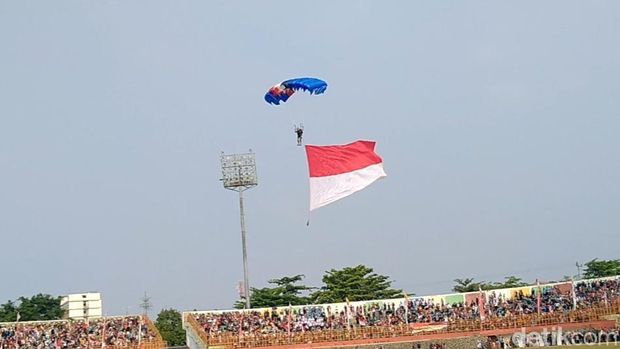 Peresmian Tugu Perjuangan di kompleks Stadion Hoegeng, Kota Pekalongan, dimeriahkan dengan aksi terjun payung dan drama kolosal, Rabu (19/7/2023).