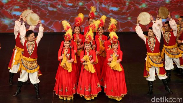 Sejumlah seniman Muslim Xinjiang menampilkan keseniannya dalam gelaran Festival Hijriah yang berlangsung di Taman Ismail Marzuki, Jakarta, Rabu (19/7/2023).