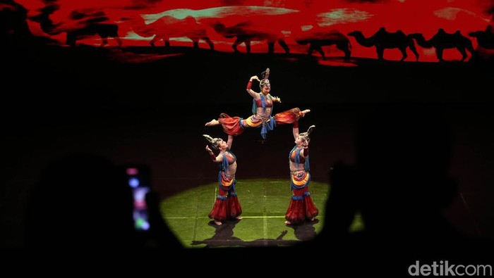 Sejumlah seniman Muslim Xinjiang menampilkan keseniannya dalam gelaran Festival Hijriah yang berlangsung di Taman Ismail Marzuki, Jakarta, Rabu (19/7/2023).