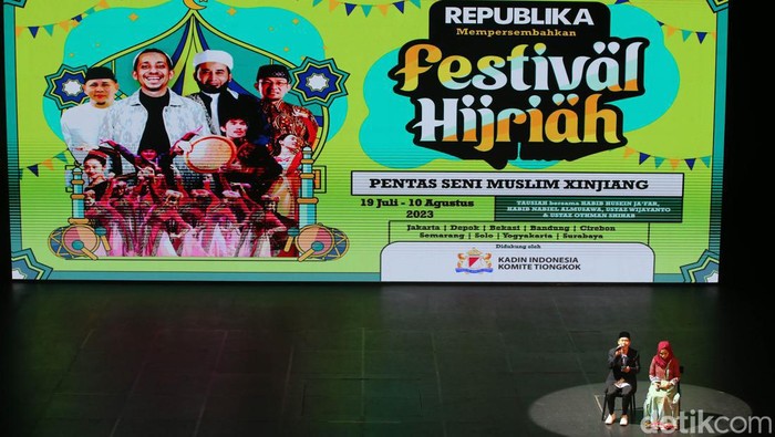 Sejumlah seniman Muslim Xinjiang menampilkan keseniannya dalam gelaran Festival Hijriah yang berlangsung di Taman Ismail Marzuki, Jakarta, Rabu (19/7/2023).