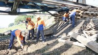 Sejumlah KA yang mengalami keterlambatan di antaranya KA 78F Pandalungan sebanyak 124 menit, KA 126 Harina 155 menit, KA 16 Argo Muria 145 menit, dan KA 130 Gumarang 147 menit.
