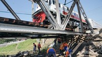 Pukul 05.17 WIB, KA 130 Gumarang dengan relasi Pasar Senen - Surabaya Pasarturi telah berhasil melewati melalui jalur hulu dengan aman dan lancar. Untuk sementara ini jalur hulu sudah dapat dilalui oleh KA dengan batas kecepatan10 km/jam dan secara bertahap akan terus ditingkatkan.