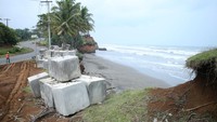 Menurut Adi, saat ini progresnya tengah dilakukan pencetakan kubus beton pemecah ombak dengan jumlah sekitar 14 ribu balok untuk pekerjaan di Pantai Lais. Rencananya pada Agustus 2023 sudah mulai dilakukan pemasangan di sepanjang bibir pantai dengan jarak dari jalan nasional bervariasi sekitar 5-10 meter tergantung tingkat kecuraman tebing dan kondisi erosi, ujarnya.