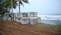 Terakhir pembangunan pengaman Pantai Kaana di Pulau Enggano sepanjang 100 meter.  Kontrak konstruksinya dimulai sejak Maret 2023 dikerjakan kontraktor CV Villa Salasar dengan nilai Rp12,4 miliar. 