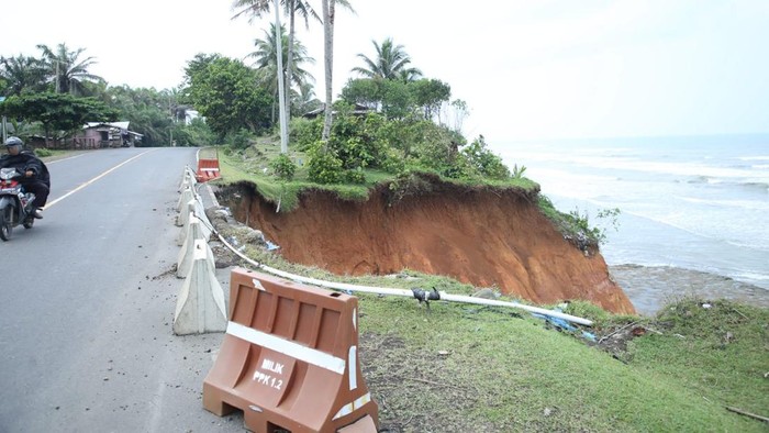 Potret Pembangunan Pengaman Jalan Lintas Sumatera Kementerian Pekerjaan Umum dan Perumahan Rakyat (PUPR) tengah membangun pengaman Pantai Lais di Kabupaten Bengkulu Utara, Provinsi Bengkulu. Selain Pantai Lais, infrastruktur pengaman pantai dari abrasi juga tengah dibangun di Pantai Hili dan Pantai Merpas, Kabupaten Kaur dan Pantai Kaana Pulau Enggano.