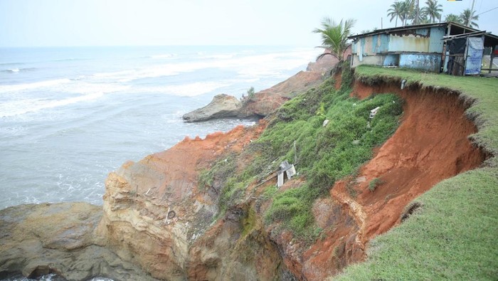 Kementerian Pekerjaan Umum dan Perumahan Rakyat (PUPR) tengah membangun pengaman Pantai Lais di Kabupaten Bengkulu Utara, Provinsi Bengkulu. Selain Pantai Lais, infrastruktur pengaman pantai dari abrasi juga tengah dibangun di Pantai Hili dan Pantai Merpas, Kabupaten Kaur dan Pantai Kaana Pulau Enggano.