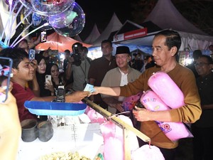 Momen Jokowi Beli Gulali di Bengkulu Lalu Dibagi ke Basuki-Pratikno
