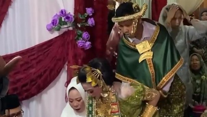 Pria di Polman, Sulbar, rela menggantikan posisi adiknya yang kabur menjelang hari pernikahannya. Dokumen Istimewa