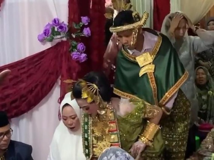 Pria di Polman, Sulbar, rela menggantikan posisi adiknya yang kabur menjelang hari pernikahannya. Dokumen Istimewa