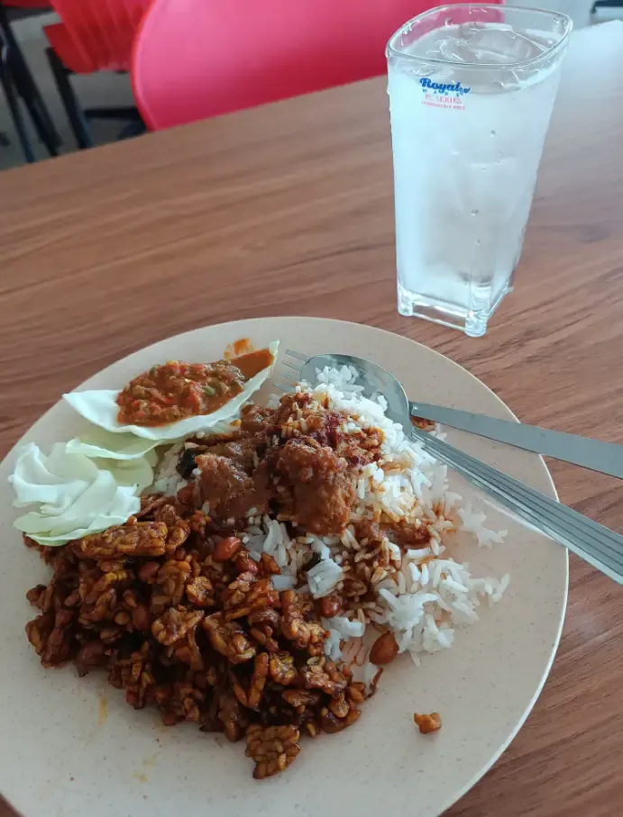 Pria protes harga makanan kemahalan