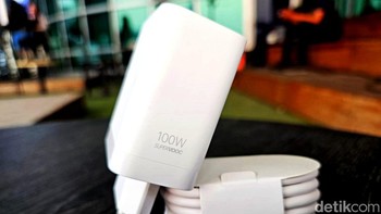 Realme memberikan kabel charger dan adaptor 100W. Foto: Adi Fida Rahman/detikINET