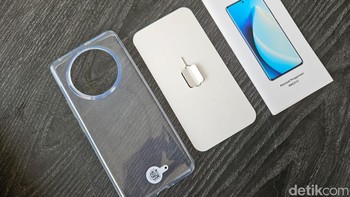 Dalam paket penjualannya disertakan case silicon, SIM Card injector dan kerta petunjuk penggunaan. Foto: Adi Fida Rahman/detikINET