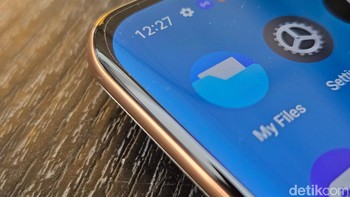 Realme 11 Pro+ 5G mengusung pinggiran melengkung. Foto: Adi Fida Rahman/detikINET  