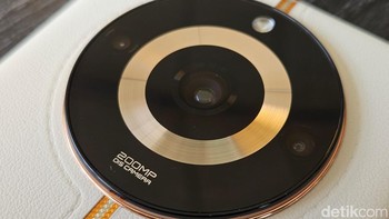 Realme 11 Pro+ memiliki kamera utama 200 MP yang menggunakan sensor Samsung ISOCELL HP3 Super Zoom Edition. Kamera utama ini dipadukan dengan kamera ultra-wide 8 MP dan kamera makro 2 MP. Foto: Adi Fida Rahman/detikINET