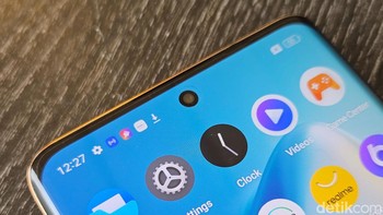 HP ini mengdopsi punch hole yang menjadi rumah bagi kamera 32 MP. Foto: Adi Fida Rahman/detikINET