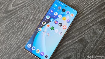 Layar Realme 11 Pro+ 5G mengadopsi panel OLED berukuran 6,7 inch Full HD+. Foto: Adi Fida Rahman/detikINET