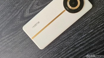 Realme 11 Pro+ 5G membawa tampilan mewah berkat material premium kulit vegan leci. Foto: Adi Fida Rahman/detikINET