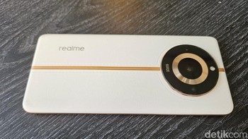 Chipset MediaTek Dimensity 7050 menyokong Realme 11 Pro+. Kapasitas RAM yang disediakan 12GB dengan ROM 512 GB. Foto: Adi Fida Rahman/detikINET