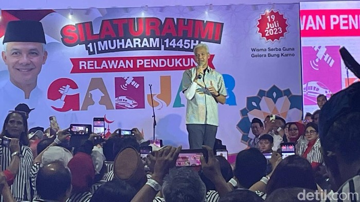 Relawan dan Ganjar Pranowo mengenakan kemeja garis lurus hitam-putih,  di Senayan, Jakarta, 19 Juli 2023. (Silvia Ng/detikcom)