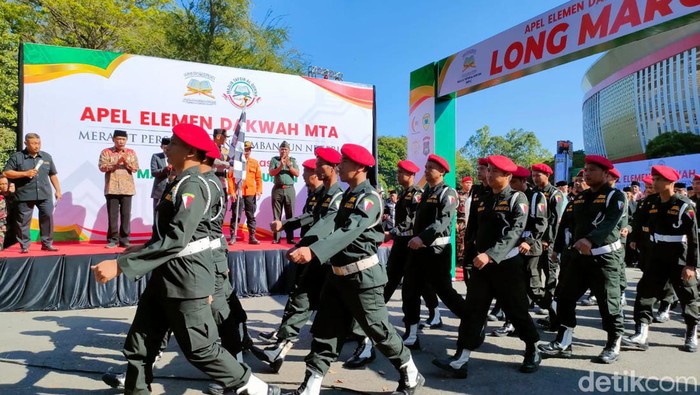 Ribuan personil Majelis Tafsir Al-Quran mengikuti apel dan longmarch di halaman parkir Stadion Manahan Solo, Rabu (19/7/2023).