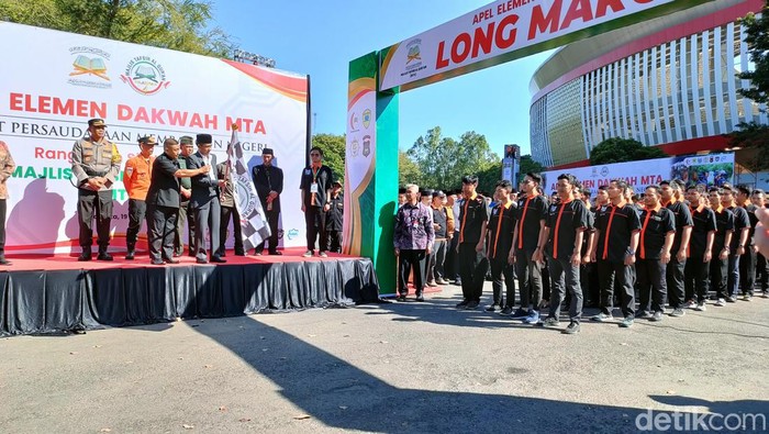 Ribuan personil Majelis Tafsir Al-Quran mengikuti apel dan longmarch di halaman parkir Stadion Manahan Solo, Rabu (19/7/2023).