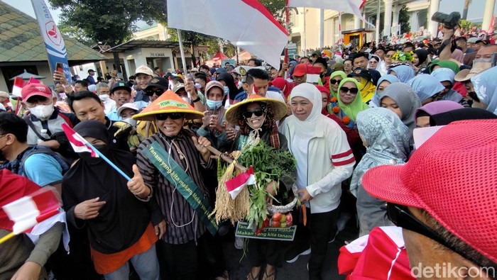Ribuan warga Surabaya mengikuti jalan sehat di Masjid Al Akbar Surabaya peringati 1 Tahun Baru Hijriyah.