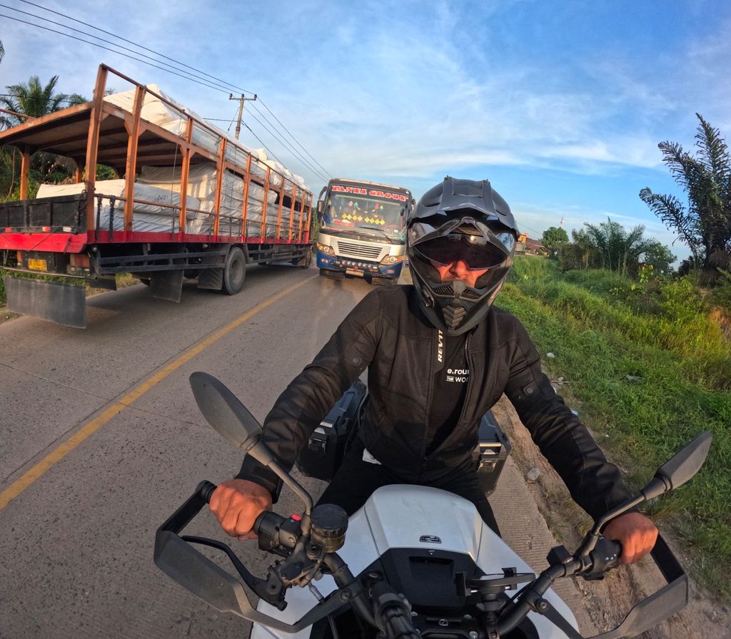 Roman Nedielka keliling dunia naik motor listrik diawali dari Jakarta.