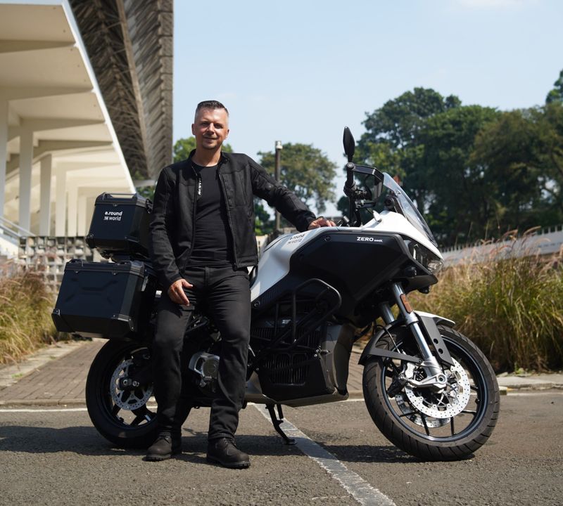 Roman Nedilka berangkat dari Jakarta dan berkeliling dunia dengan menggunakan sepeda motor listrik.