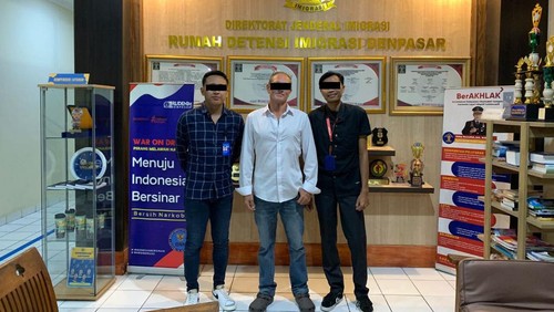 Rudenim Denpasar mendeportasi WNA Australia berinisial RNC (54), Senin (17/7/2023) malam, melalui Bandara Internasional I Gusti Ngurah Rai dengan tujuan akhir Darwin International Airport. (Foto: Istimewa).