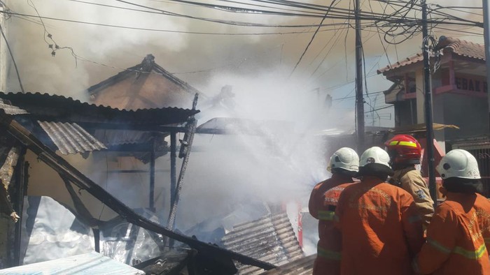 Rumah dan warung di Surabaya ludes terbakar gegara lupa matikan kompor