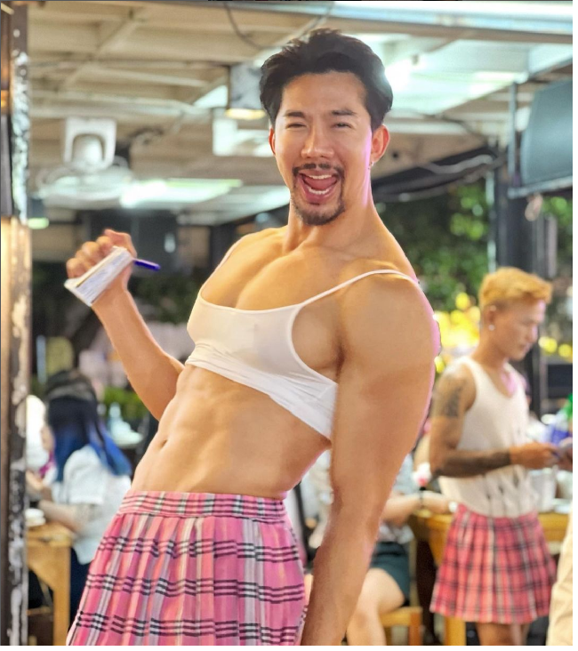 Sehari-harinya Sarawut Siriphet kerap tampil memakai lingerie seksi saat bekerja melayani tamu di restoran. Penampilan pelayan seksi ini populer di Bangkok, Thailand dengan sebutan Thai Hot Guys. Foto: Dok. Instagram Sarawut Siriphet