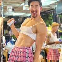 Sehari-harinya Sarawut Siriphet kerap tampil memakai lingerie seksi saat bekerja melayani tamu di restoran. Penampilan pelayan seksi ini populer di Bangkok, Thailand dengan sebutan Thai Hot Guys. Foto: Dok. Instagram Sarawut Siriphet